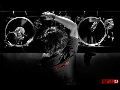 DJ UEKY con la mano levanta