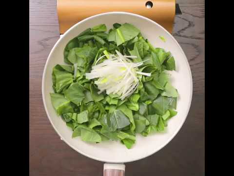 ピリ辛ラー油がアクセント☆  小松菜とネギのピリ辛ニンニク炒め ｜ moguna[モグナ]