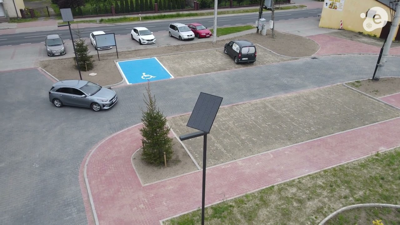 Zdjęcie do Wrząca Wielka: Nowy plac z parkingami i terenem zielonym