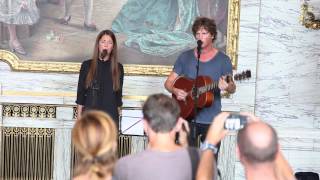 Adam Pålsson och Nina Zanjani sjunger Riot av Säkert!