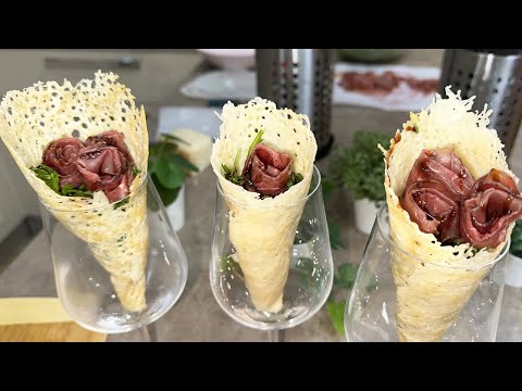 CESTINI DI PARMIGIANO A FORMA DI CONO FARCITI CON RUCOLA E BRESAOLA