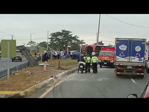 UNA PERSONA FALLECIÓ Y OTRAS 23 RESULTARON HERIDAS TRAS EL VOLCAMIENTO DE UN BUS