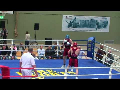 Boxen TuS Syke Vereinsduell beim Boxring 46 Kirweyhe 06 11 10 Ramon Schwestka vs  Eduard Lotz 1  Kampf Runde 1