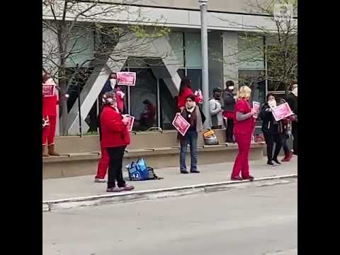 コロナウイルスパンデミックで医療従事者が個人用保護具の不足に抗議｜ABCニュース (Health care workers protest lack of personal protective equipment in coronavirus pandemic | ABC News)