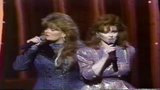 The Judds (Wynonna Judd &amp; Naomi Judd) sing Young Love on TNN Viewer&#39;s Choice Awards - 1989