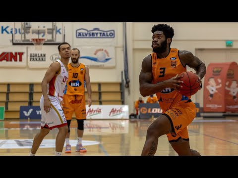 Daniel Utomi laittaa palloa korkealla kaarella sisään (Karhubasket - Ura Basket 2.12.2020)
