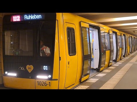 Berliner U-Bahn U2 Ik 1026-1 am Stadtmitte Richtung Ruhleben (Maj)2023