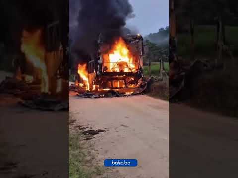Ônibus escolar é destruído por incêndio na zona rural de Ubatã