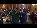 Honkballer Diegomar Markwell wordt geïnterviewd door Peter Blangé