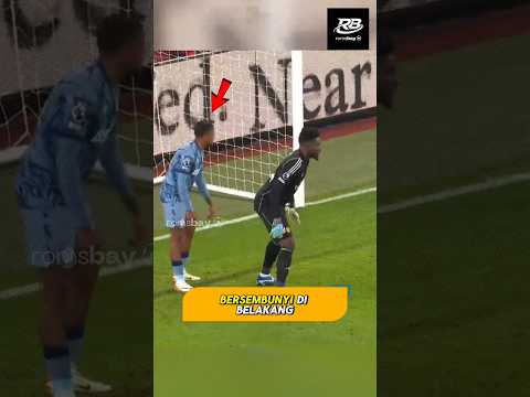 Pemain ini berhasil merusak konsentrasi kiper kesayangan fans MU. #footballshorts