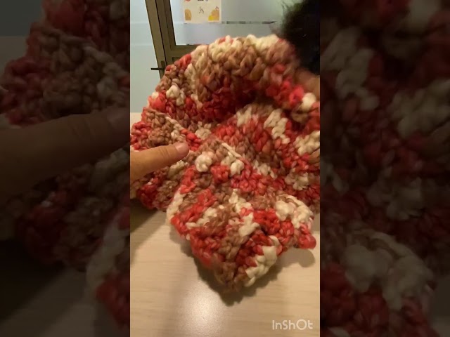 Vídeo relacionado con NHTJTHE Juego de gorro para mujer, guantes antideslizantes y para pantalla táctil, cálido y acogedor, juego de invierno, 3 en 1, bufanda, guantes (blanco)