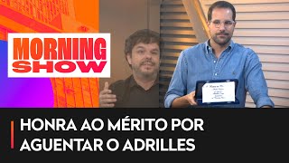 Danilo Gentili dá medalha a Paulo Mathias por aguentar Adrilles