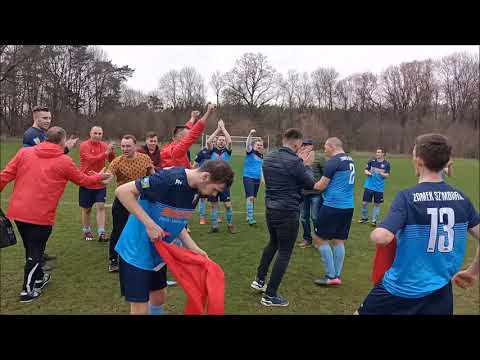 Radość po zwycięstwie w meczu "bundesligi", czyli b-klasy. Zamek Szymbark - Wel Bratian 3:0 (0:0