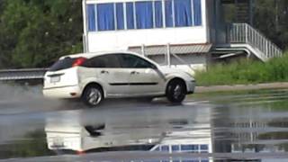 preview picture of video 'Skidpan free run - E brake drifting with a Ford focus.'