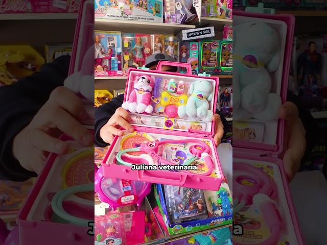 Vídeo relacionado con Vida The Vet - Pack Clínica Veterinaria Casa del Árbol con Figuras de Vida y Sunny + Accesorios - Vida la Veterinaria Juguetes - Juguetes niñas 3 años + - Regalo Niña 3 Años + Casa Muñecas