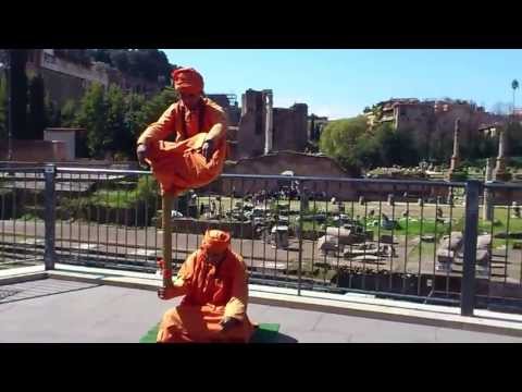 Strani artisti di strada lungo le vie di Roma...