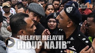 Download lagu Chaos as Najib's supporters heckle AG over English presser mp3
