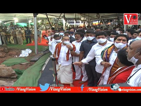 Landslide Falls Durga Temple కొండచరియలు విరిగిపడ్డ దుర్గ గుడి in Vijayawada,Vizag Vision