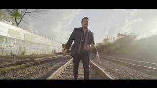 גד אלבז – אבן מאסו הבונים (הקליפ הרשמי) - התמונה מוצגת ישירות מתוך אתר האינטרנט יוטיוב. זכויות היוצרים בתמונה שייכות ליוצרה. קישור קרדיט למקור התוכן נמצא בתוך דף הסרטון