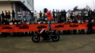 preview picture of video 'KTM DUKE 200 Stunts IN VASAI (INDIA) warm up'