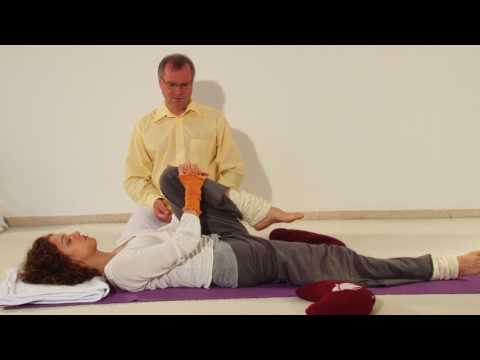 Krokodil - Variante Knie zum Brustbein - Praktische Anleitung (Auszug aus Yoga Anfängerstunde)