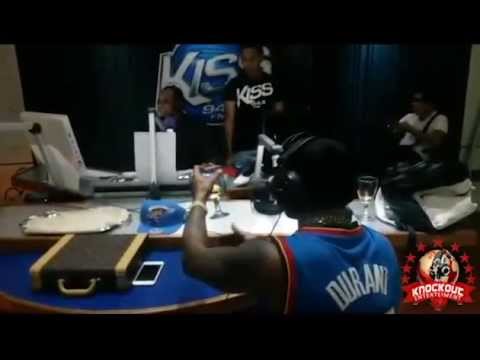 Omega El Fuerte - Improvisando en la radio kiss 94.9 FM