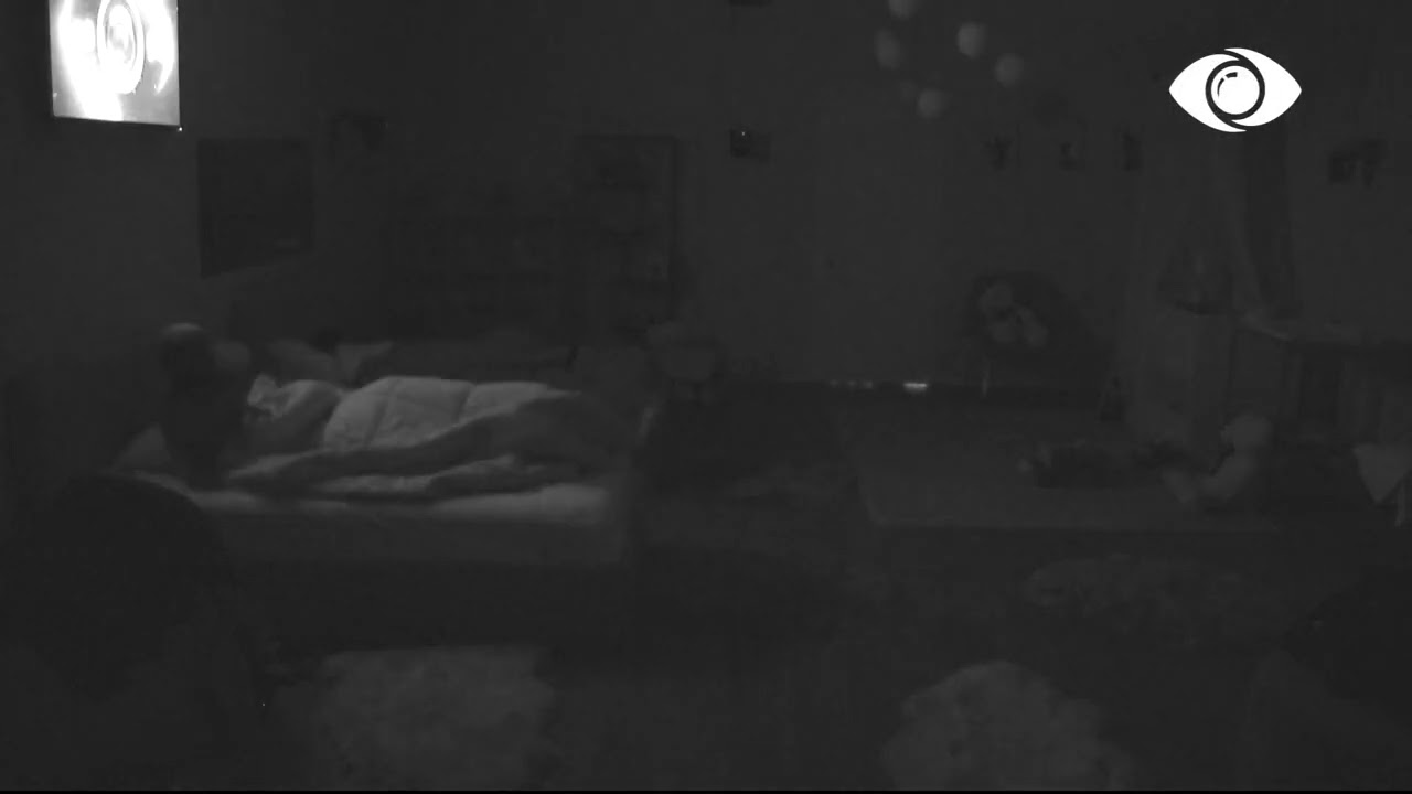 “Gërrhet dhe flet me vete”, Luizi lë Efin pa gjumë, ajo ankohet