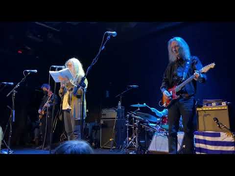 Patti Smith sings Ukrainian National Anthem