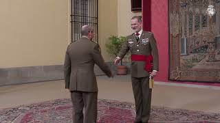 Su Majestad el Rey recibe en audiencia militar a un grupo de coroneles y capitanes de navío, tras haber sido designados para asumir el mando de distin