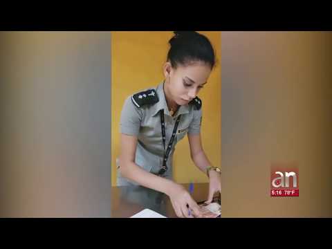Trabajadora de la Aduana de Cuba decomisa dinero en CUC a una cubana que viajaba con destino a Miami
