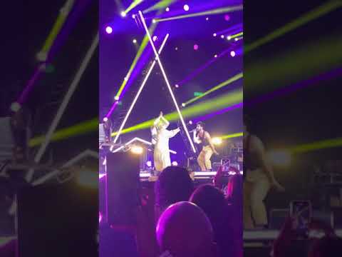 Mama de Camilo sube a bailar al escenario