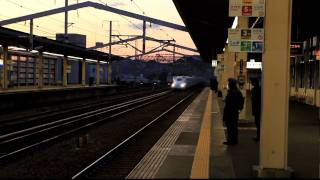 preview picture of video 'Shinkansen N700 series going thru Himeji station, Japan at reduced speed 200km/h'