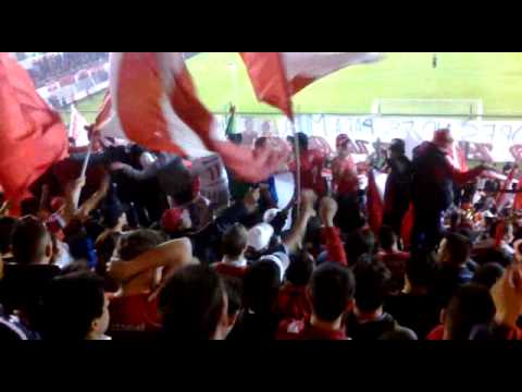 "Rojo locura, yo soy de Avellaneda y tomo frula" Barra: La Barra del Rojo • Club: Independiente • País: Argentina
