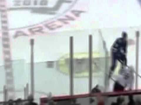 Keith Ballard hipchecks Carlo Colaiacovo