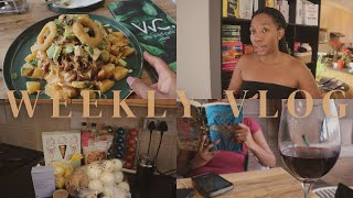 Weekly Reading Vlog #86 | Bookmas Day 4 | Baking Cinnamon Rolls | LEGO Play | Solo Date || Vlogmas 4