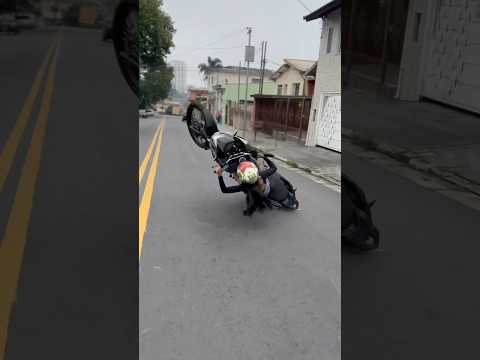 Mecânico esquece de mecher no freio novamente hehe #grau #grauderua #memes #mulher #shorts