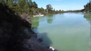 preview picture of video '103 Dias # 0167 - Dia 33 (Nova Zelândia): Lake Ngakoro Waterfall - Wai-O-Tapu, Rotorua'