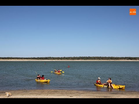 Los jóvenes de Sardón de los Frailes disfrutan de paseos en kayak en el embalse  