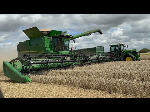 FARM UPDATE 170. JOHN DEERE COMBINE CONTROLS THE TRACTOR & TRAILER EMPTYING IT.