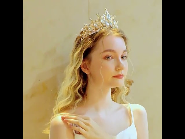 Vídeo relacionado con CHAOTEMAI Corona Cumpleaños Retro Corona para Tarta de Cumpleaños Moderno y Versátil Coronas Cristal Blanco Tiaras Novia para Bodas Bailes Espectáculos Infantiles Festivales Parques Temáticos