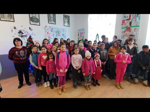 Micutii din Alexeni le multumesc donatorilor pentru darurile primite