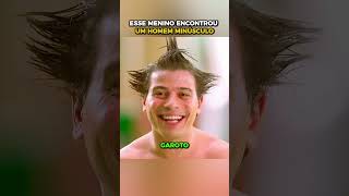 Esse menino encontrou um homem minúsculo