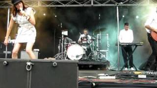 Blonde Redhead - Not Getting There (Auckland Laneway January 31st 2011)