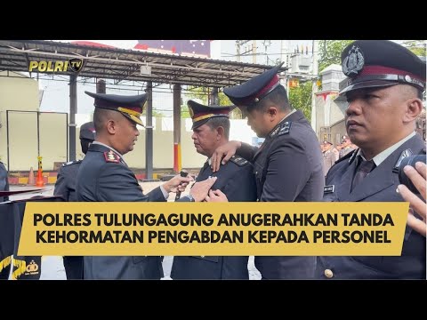 POLRES TULUNGAGUNG ANUGERAHKAN TANDA KEHORMATAN PENGABDAN KEPADA PERSONEL
