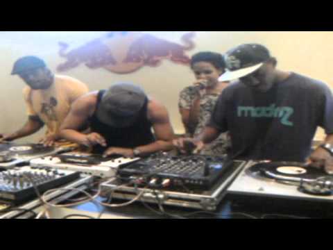 Djs Erick Jay e Nino fazendo scratch no Studio Red Bull Favela Beats(3°parte)