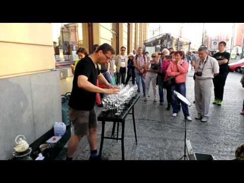 Music just with glases: Busker in Prague Mai 2014