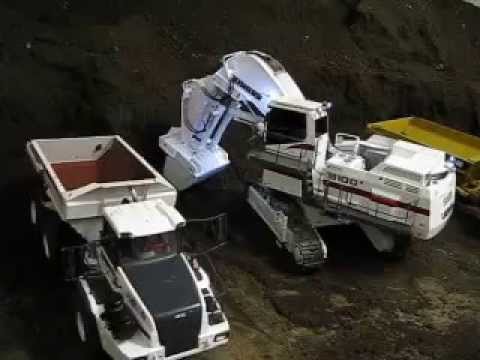 Liebherr R9100 mit Hochlöffelausrüstung Funktionsmodell M 1:16