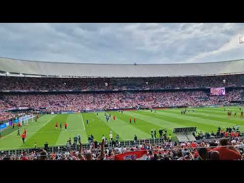 Croatian fans singing Scre Vatreno - Croatia-Spain in de Kuip! ❤️