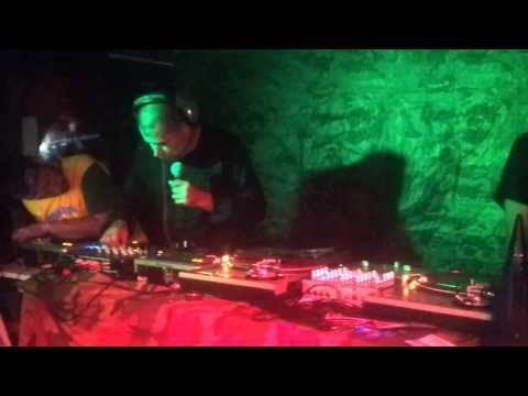 stand tall en action...belushi bar vs blues party