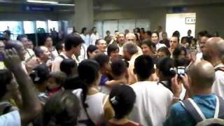 preview picture of video 'Srila Gurumaharaj en aeropuerto de Cali 24 de mayo de 2011'